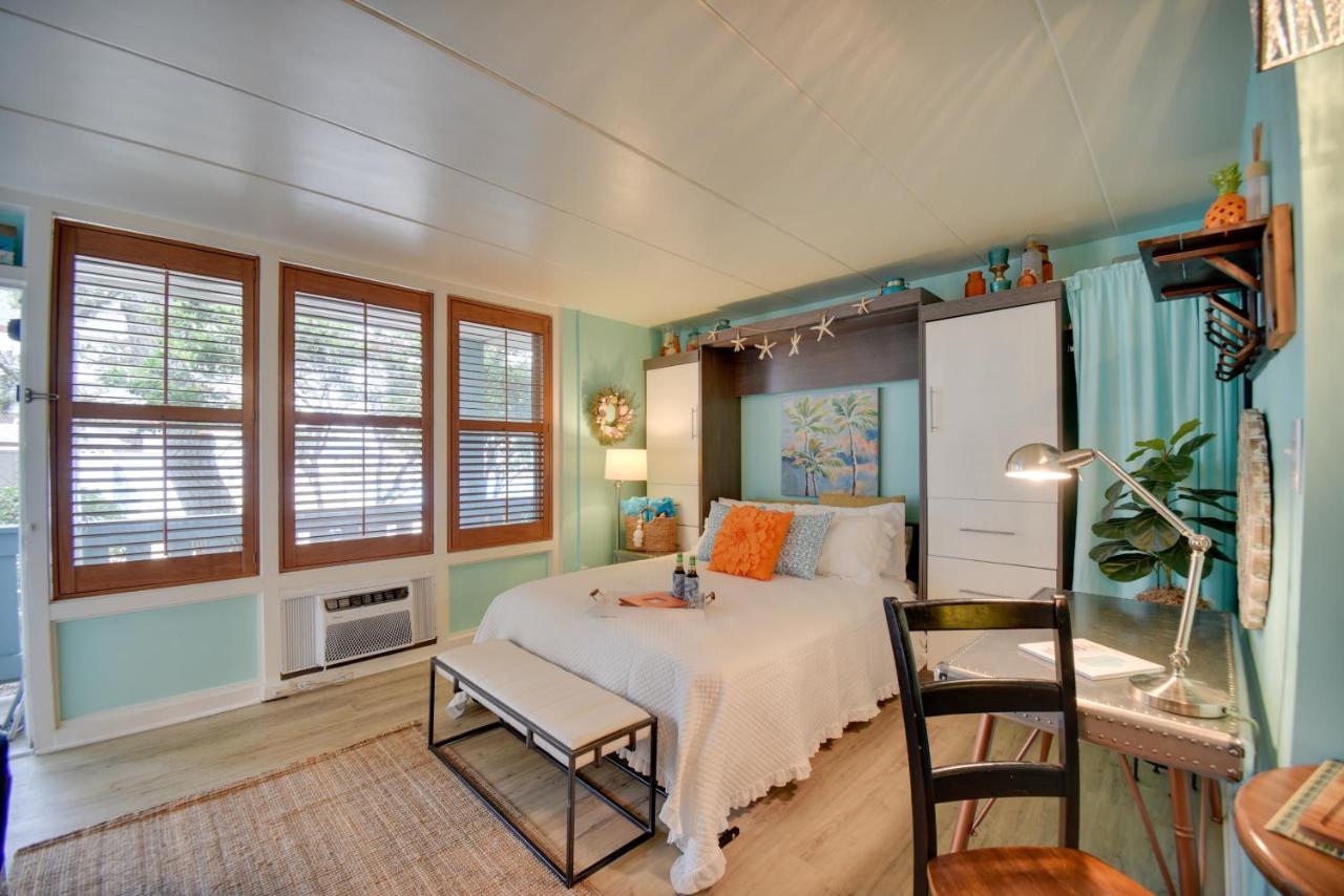 Chic Virginia Beach Retreat - Pool, Steps To Beach Екстер'єр фото